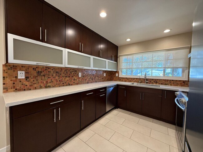 Building Photo - Updated single-level home located in the highly sought-after Killarney Farms neighborhood of Sant...