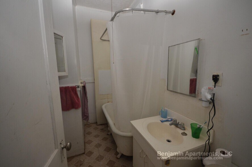 Building Photo - 463 Park Dr