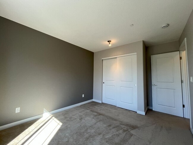 Building Photo - Modern 4-Bedroom End Unit with Community A...