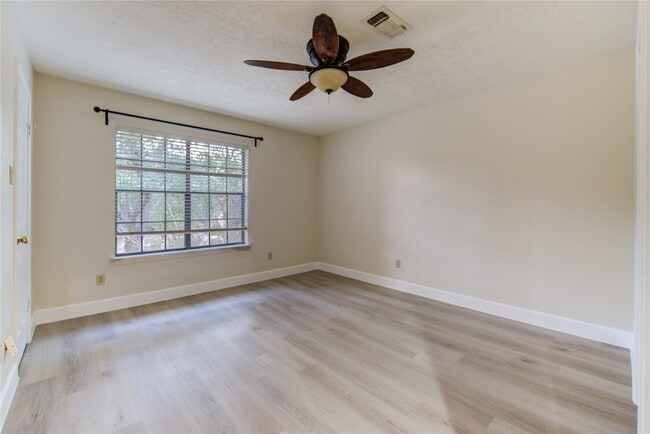 Building Photo - 714 Last Arrow Dr