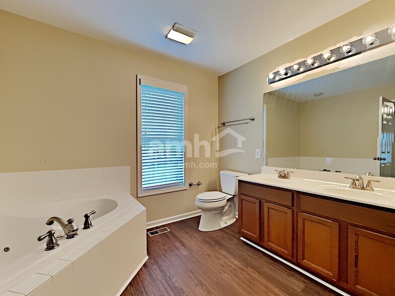 Building Photo - 3201 Gaslight Ln