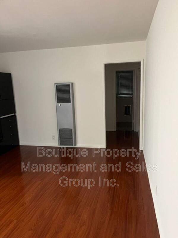 Building Photo - 930 E 1st St