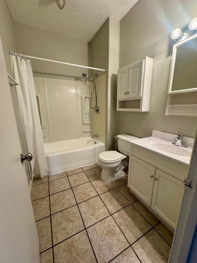 Building Photo - Newly Remodeled Southside 2B house with Garage