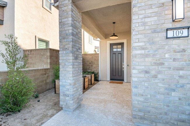 Building Photo - Beautiful 5bed/4bath for Rent Home at Great Park