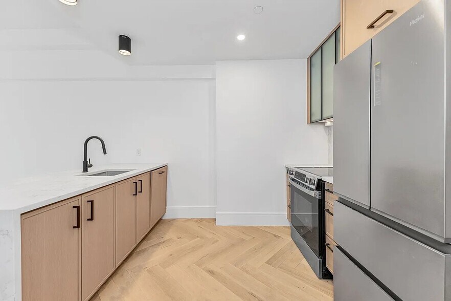 Building Photo - 313 E 17th St