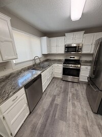 Building Photo - 6909 Lakeview Dr