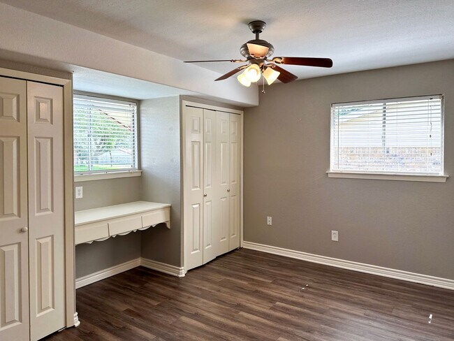 Building Photo - 3 Bedroom / 2 Bath / 2 Car Garage