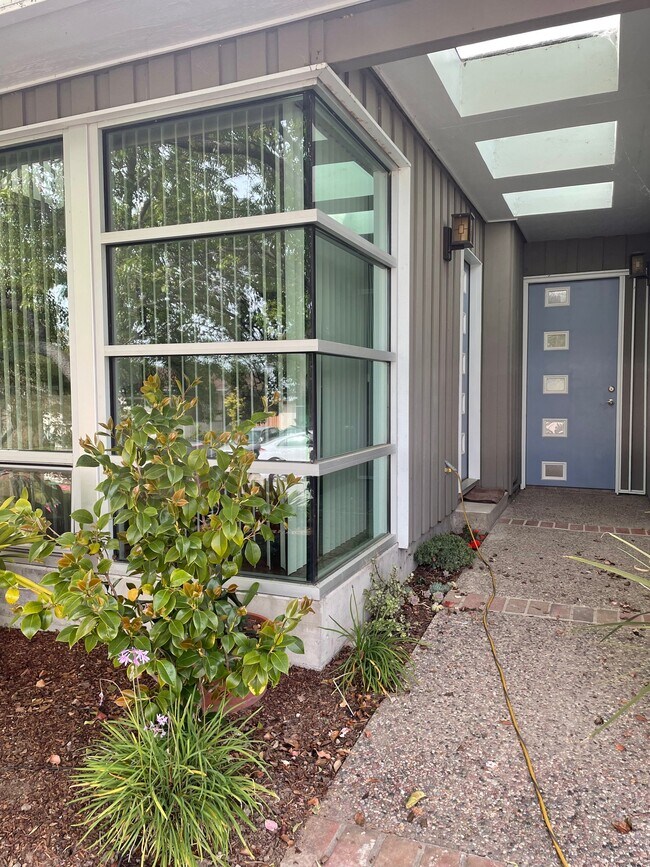 Building Photo - 1021 Ridgewood Dr