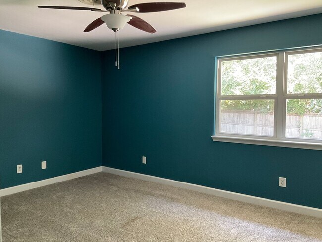 Building Photo - Welcome to this perfectly situated 3-bedroom, 2-bathroom home in the heart of Jacksonville.