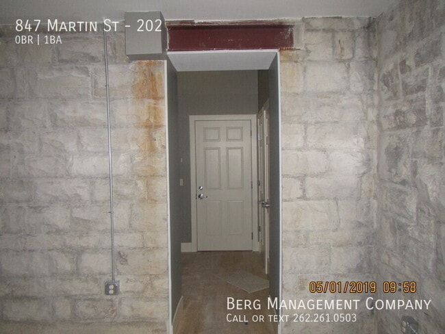 Building Photo - 847 Martin St