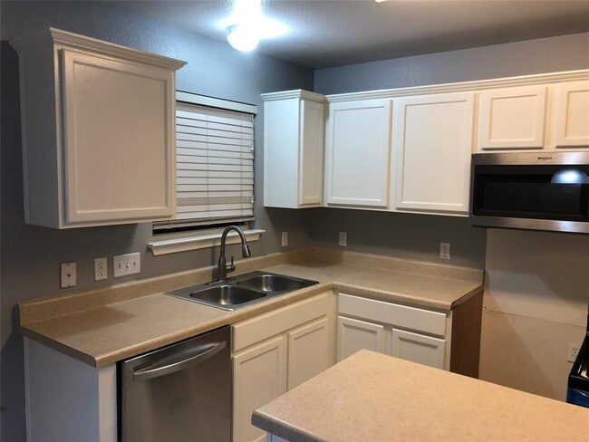 Building Photo - 2508 Jesse Owens Dr