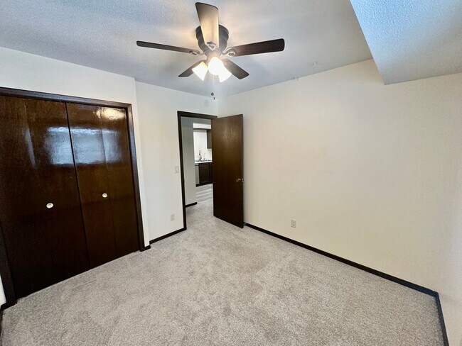 Building Photo - Elegant Townhome Living in a Prime Eagan Location!!