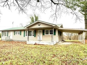 Building Photo - Charming Country Living!