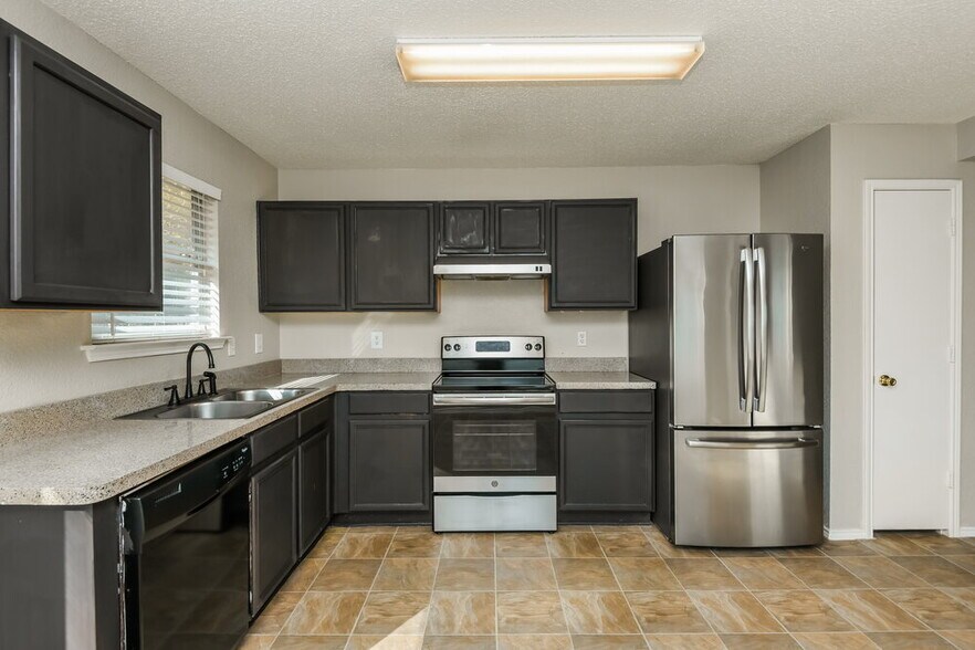 Building Photo - 7948 Meadow View Tr