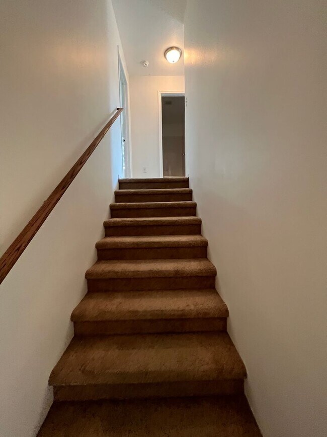 Building Photo - Beautiful Townhouse Available Mid-September