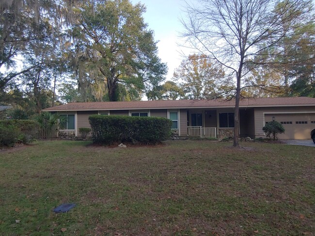 Building Photo - Beautiful 4/2 fenced home in Chatworth Court