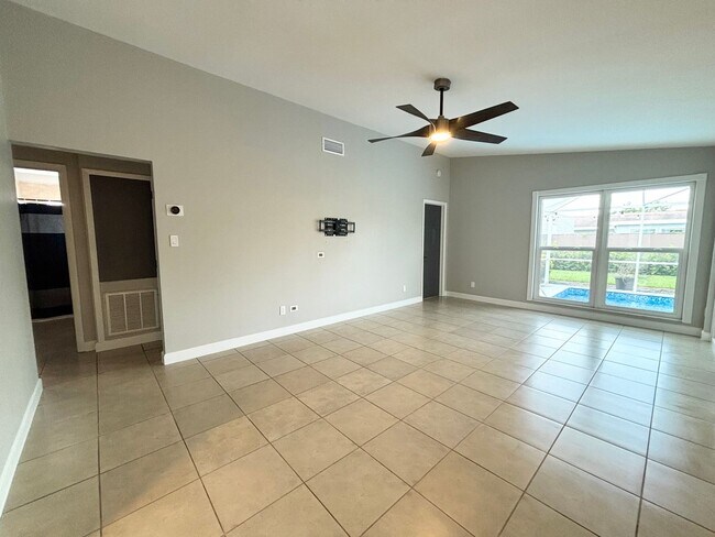 Building Photo - Newly Remodeled 3/2 with Pool