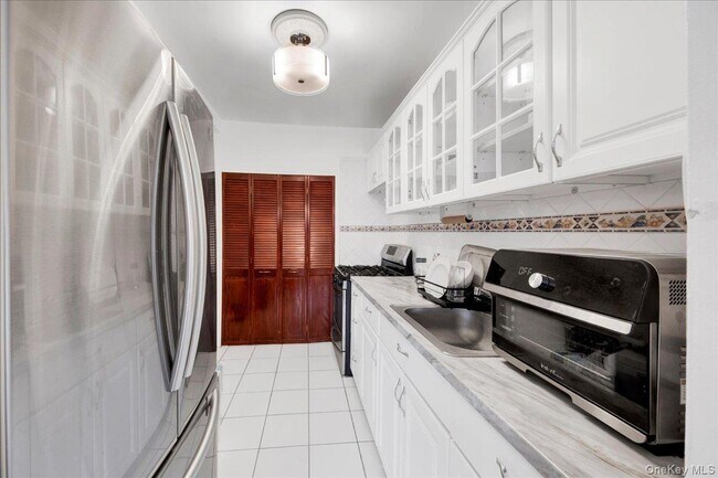 Building Photo - 6 Fordham Hill Oval