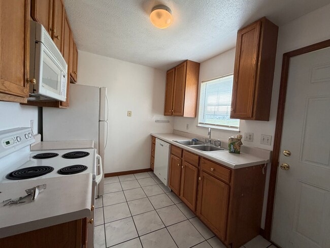 Building Photo - 2 bed/1.5bath Condo in Chatham. $1200