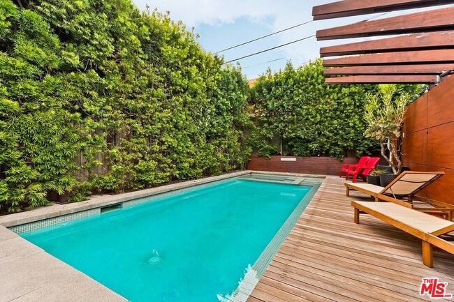 Building Photo - 1509 S Crest Dr