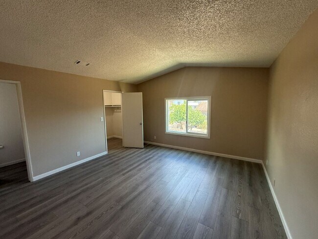 Building Photo - Rare Remodeled 5 Bedroom 2.5 Bath Tri Level in Vacaville