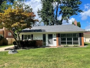 Building Photo - Rochester 3-Bedroom, 1.5 Baths, Entertainm...