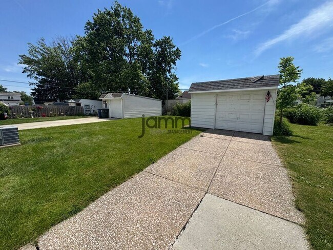 Building Photo - 6227 Traymore Ave