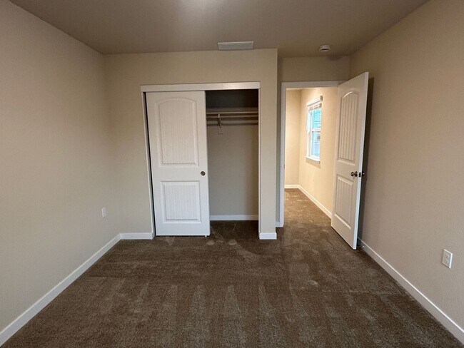 Building Photo - 479 Lemongrass St