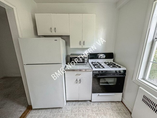 Building Photo - 214 N George Mason Dr