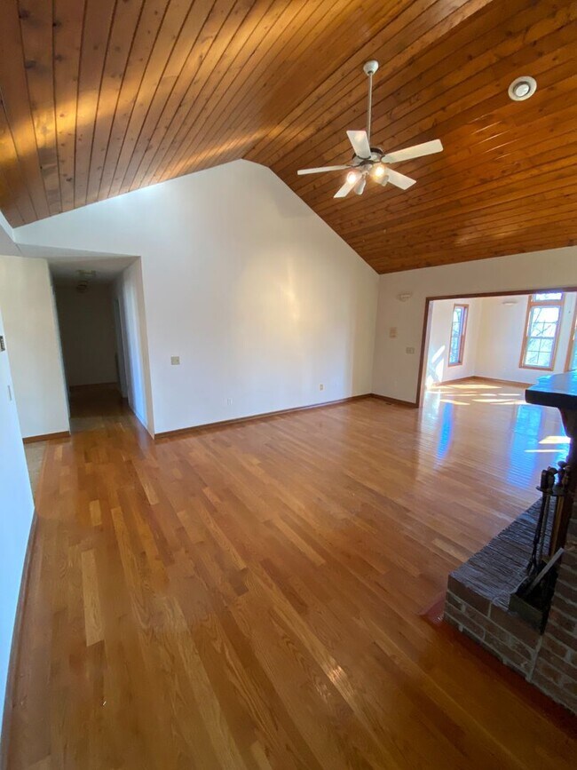 Building Photo - 2 Bed 2 Bath Home in Whites Creek. 20 minu...