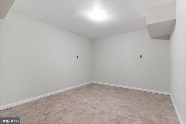 Building Photo - 2206 N Taft St
