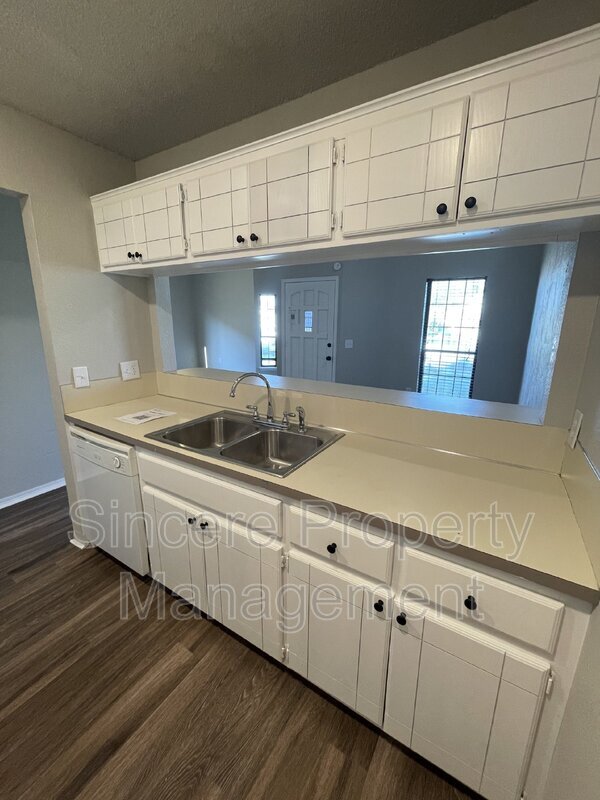 Building Photo - 2121 Lonnie Ln