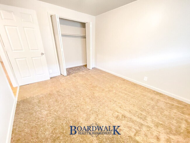 Building Photo - 253 E Crestone Ave