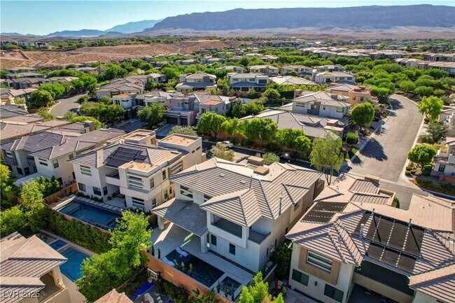 Building Photo - 68 Grey Feather Dr