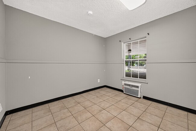 Building Photo - 19002 Mirror Lake Dr