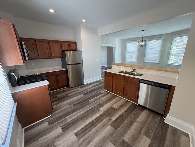 Building Photo - 2031 Hewitt Ave