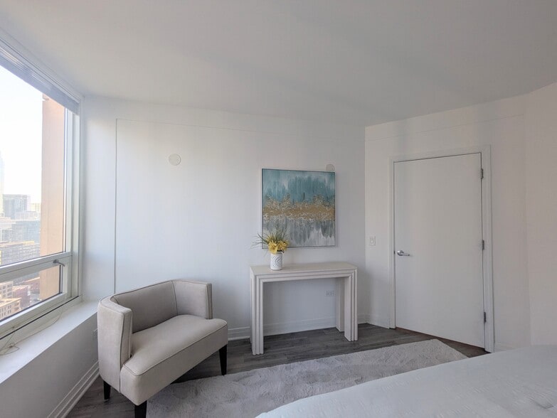 PHOTO IS OF A SIMILAR UNIT WITH SAME FLOOR PLAN. ACTUAL FINISHES MAY VARY - 33 W Ontario St