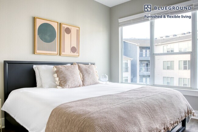 Building Photo - 1620 E Riverside Dr