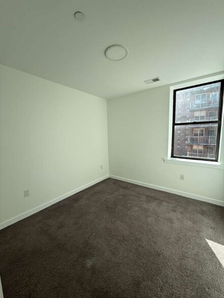 Building Photo - 329 W State St