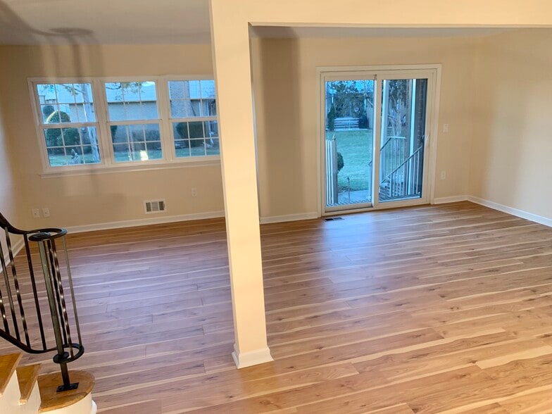LR with exit to outside slab patio for grilling - 1702 Regents Ct