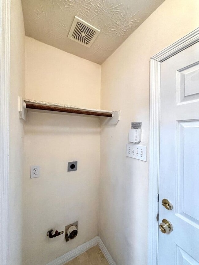 Building Photo - 4710 Kiowa Cir