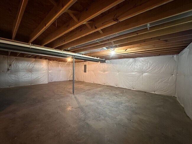 Building Photo - 4BR/2BA Home for Rent in Eastwood w/Basement and Backyard Deck!