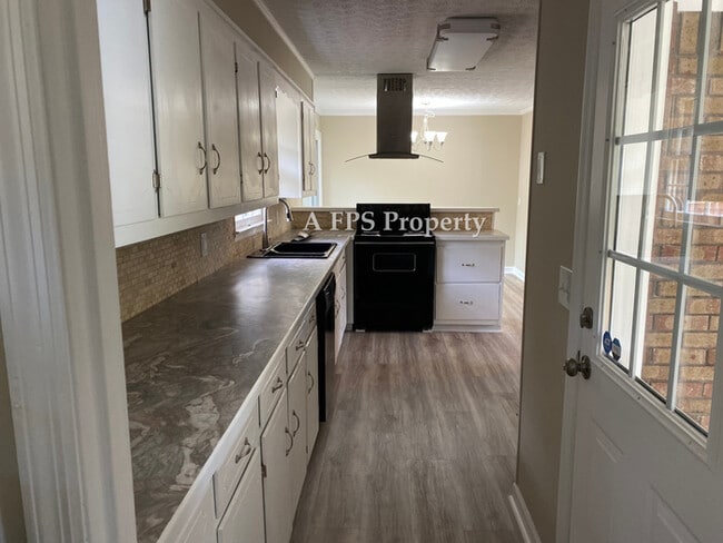 Building Photo - 194 Clairmount Dr SE