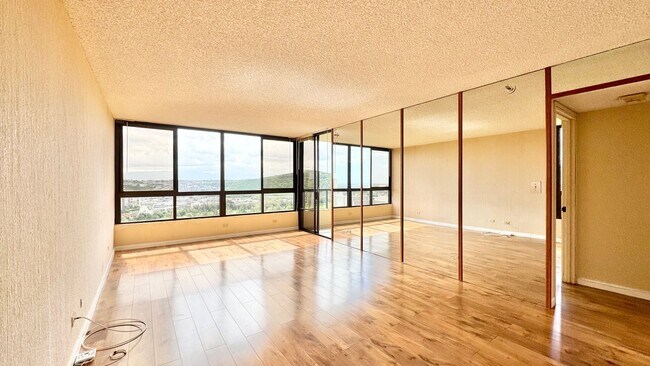 Building Photo - HIGHLY DESIRABLE 2 BED/2 BATH SPECTACULAR ...