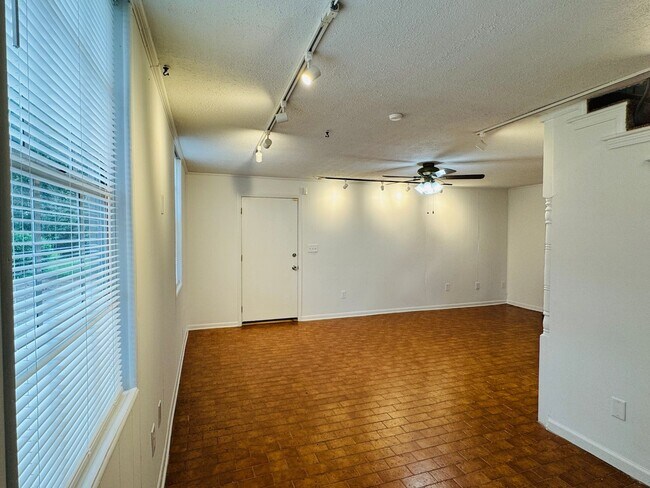 Building Photo - 4-Bedroom just perfect for your family