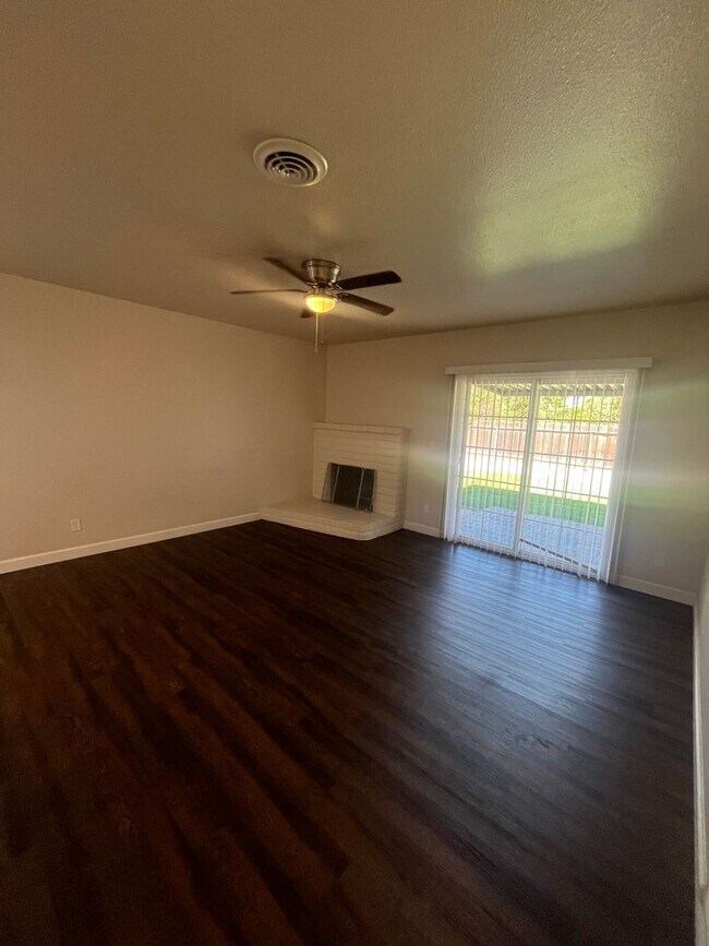 Building Photo - Beautiful 3 Bed 2 bath Home with Spacious backyard!