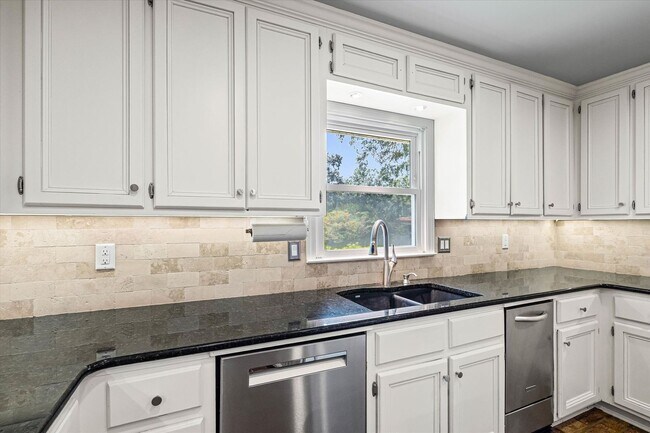 Building Photo - Spacious 4 Bedroom in Desirable Hickory Ridge