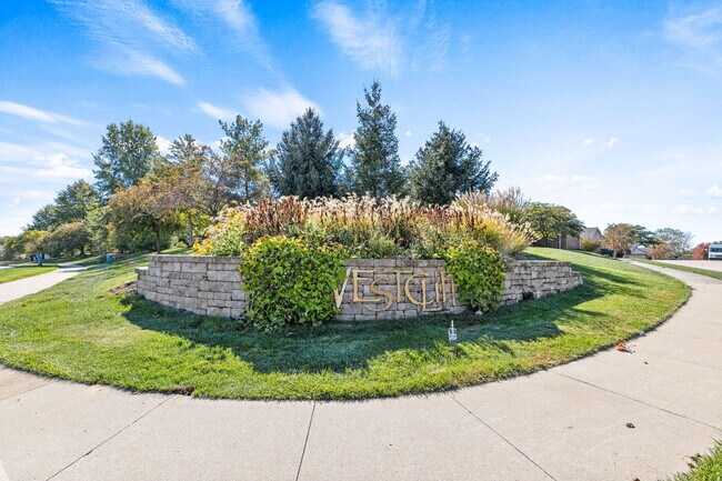 Building Photo - 1605 Labrador Dr