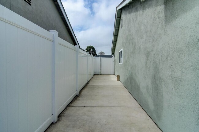 Building Photo - Turnkey Huntington Beach Home with Modern ...