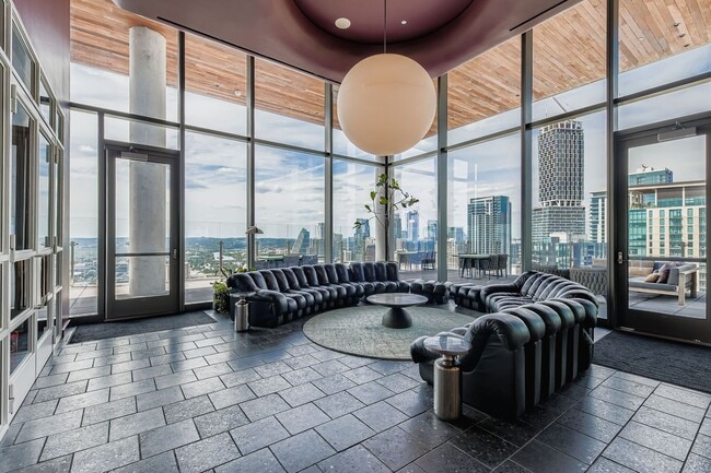 Building Photo - Gorgeous 30th Floor 2BD / 2BA Corner Sky R...